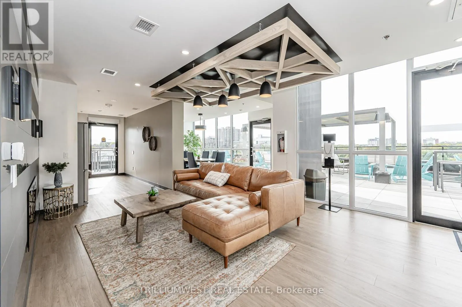 4 - 60 CHARLES STREET W