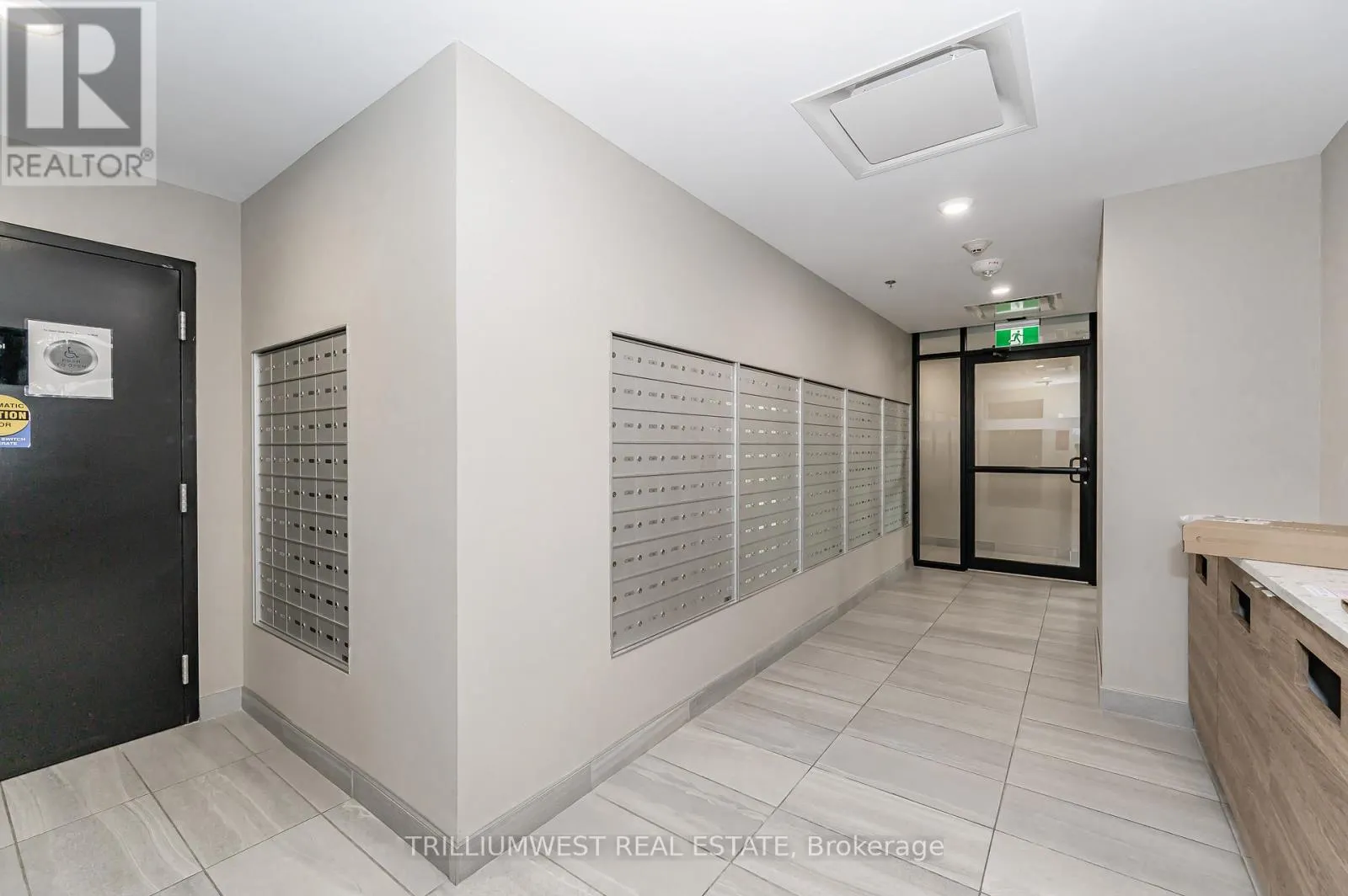 4 - 60 CHARLES STREET W