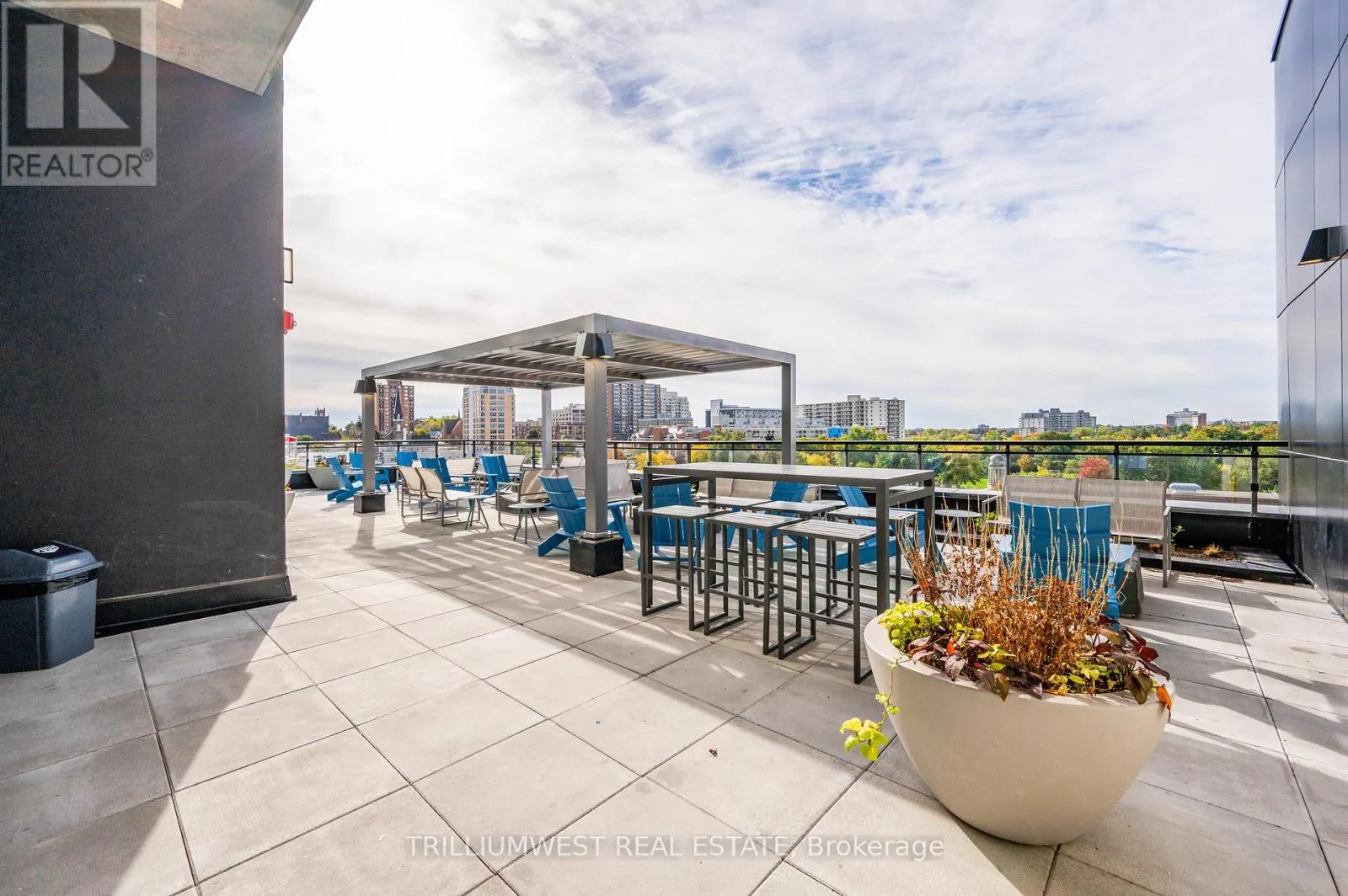 4 - 60 CHARLES STREET W