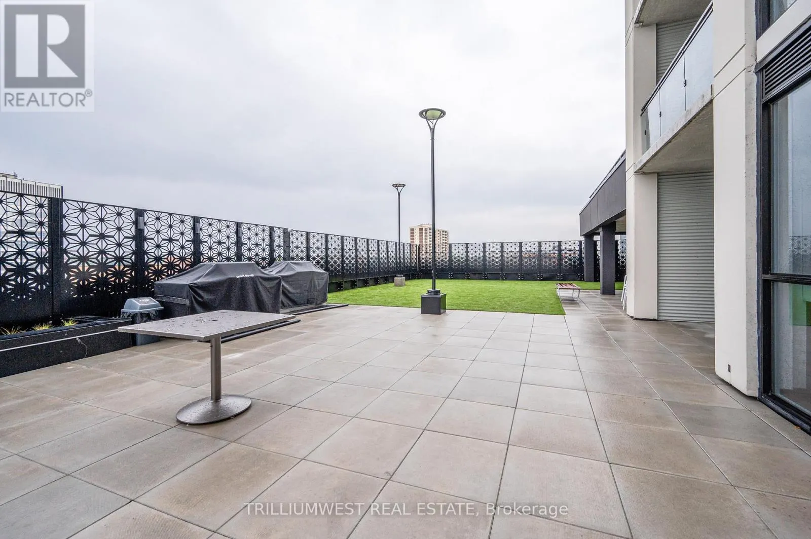 4 - 60 CHARLES STREET W