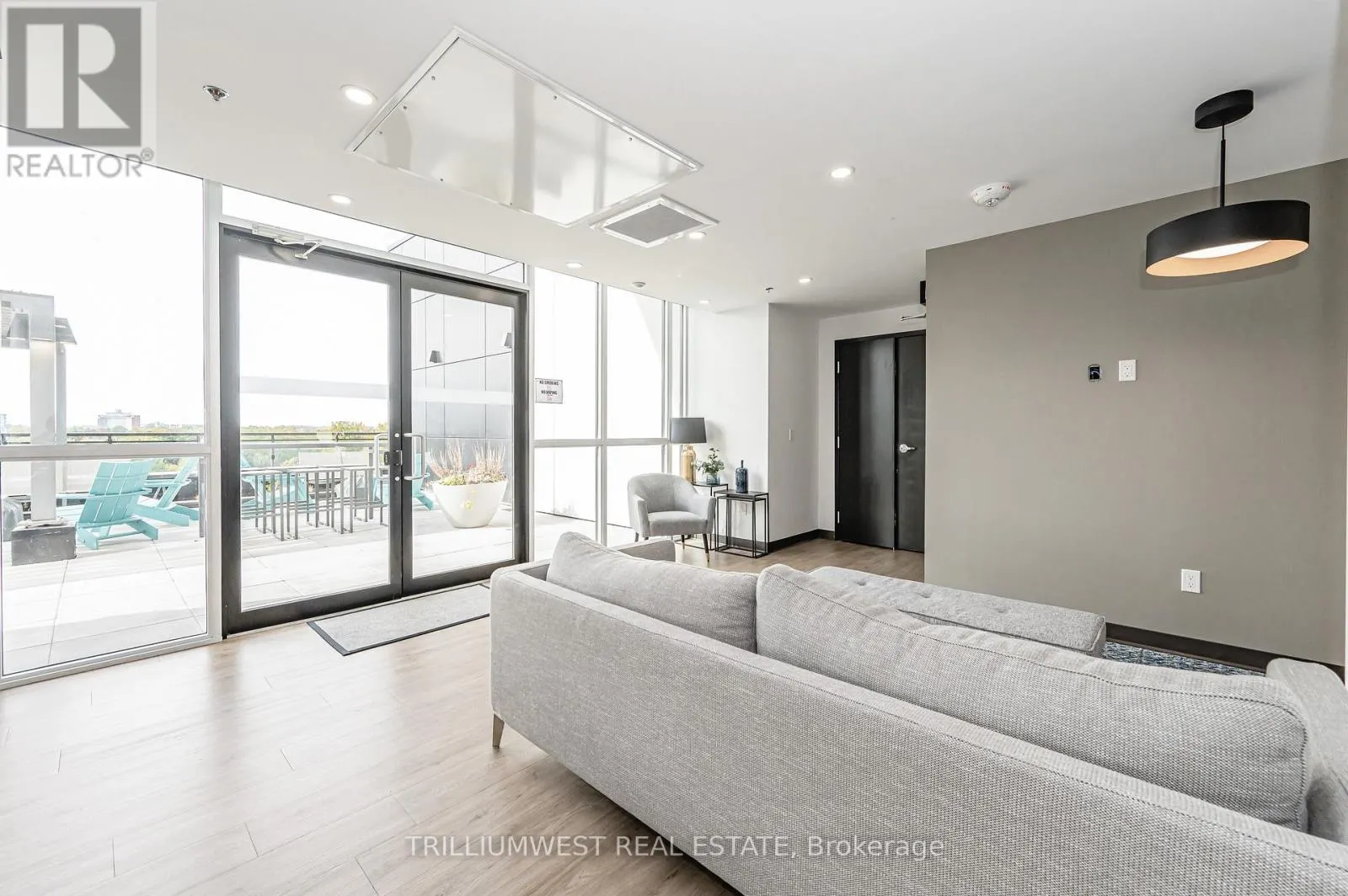 4 - 60 CHARLES STREET W