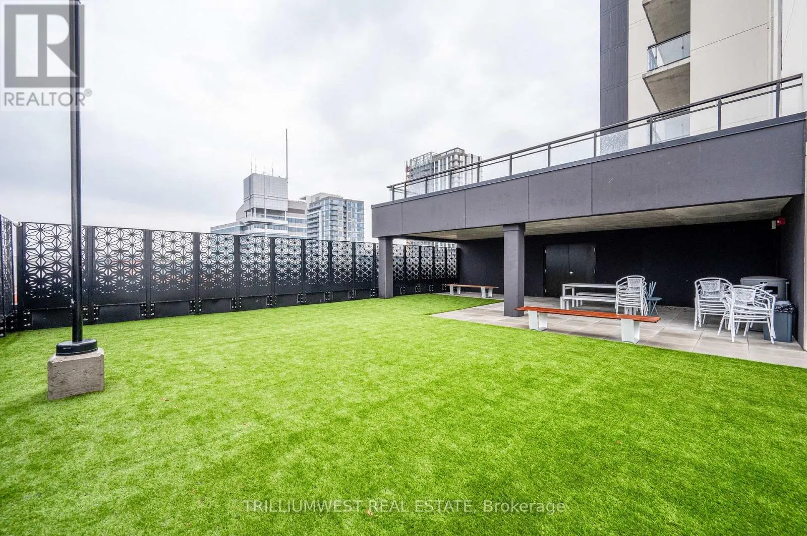 4 - 60 CHARLES STREET W