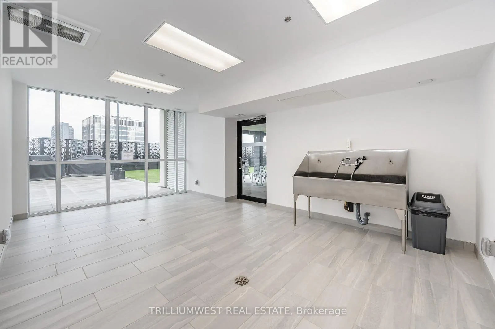 4 - 60 CHARLES STREET W