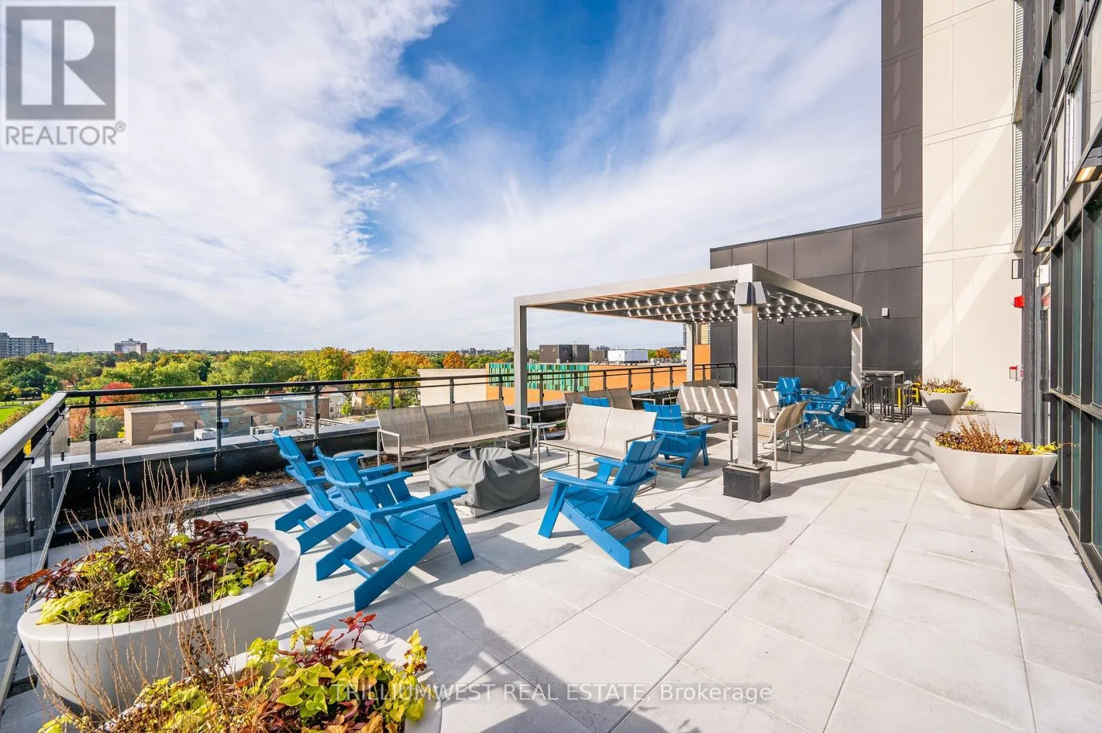 4 - 60 CHARLES STREET W