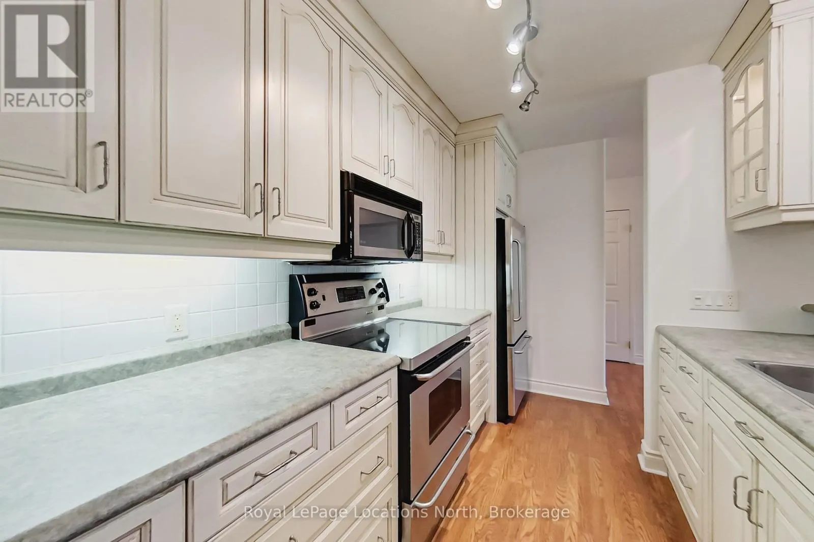 104 - 10 BAY STREET E, #104
