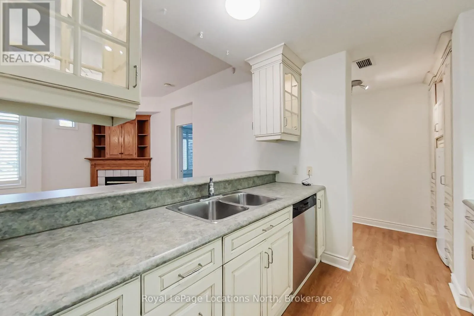 104 - 10 BAY STREET E, #104