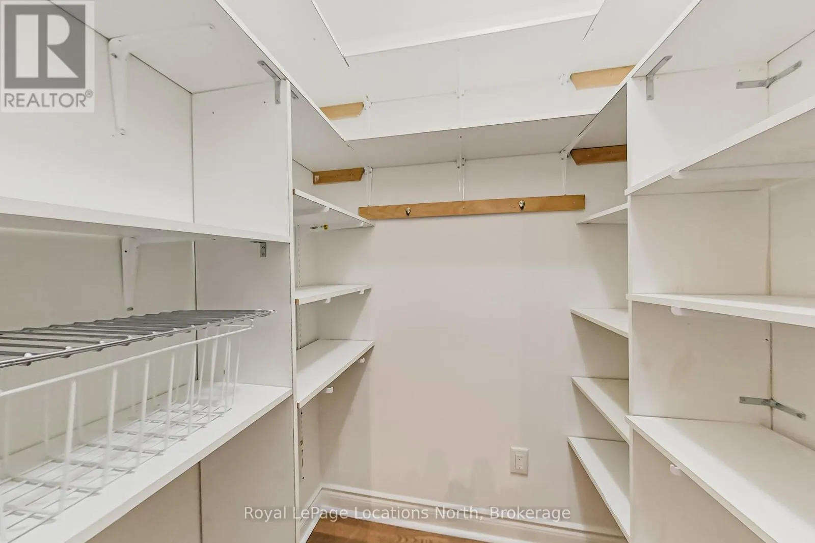 104 - 10 BAY STREET E, #104