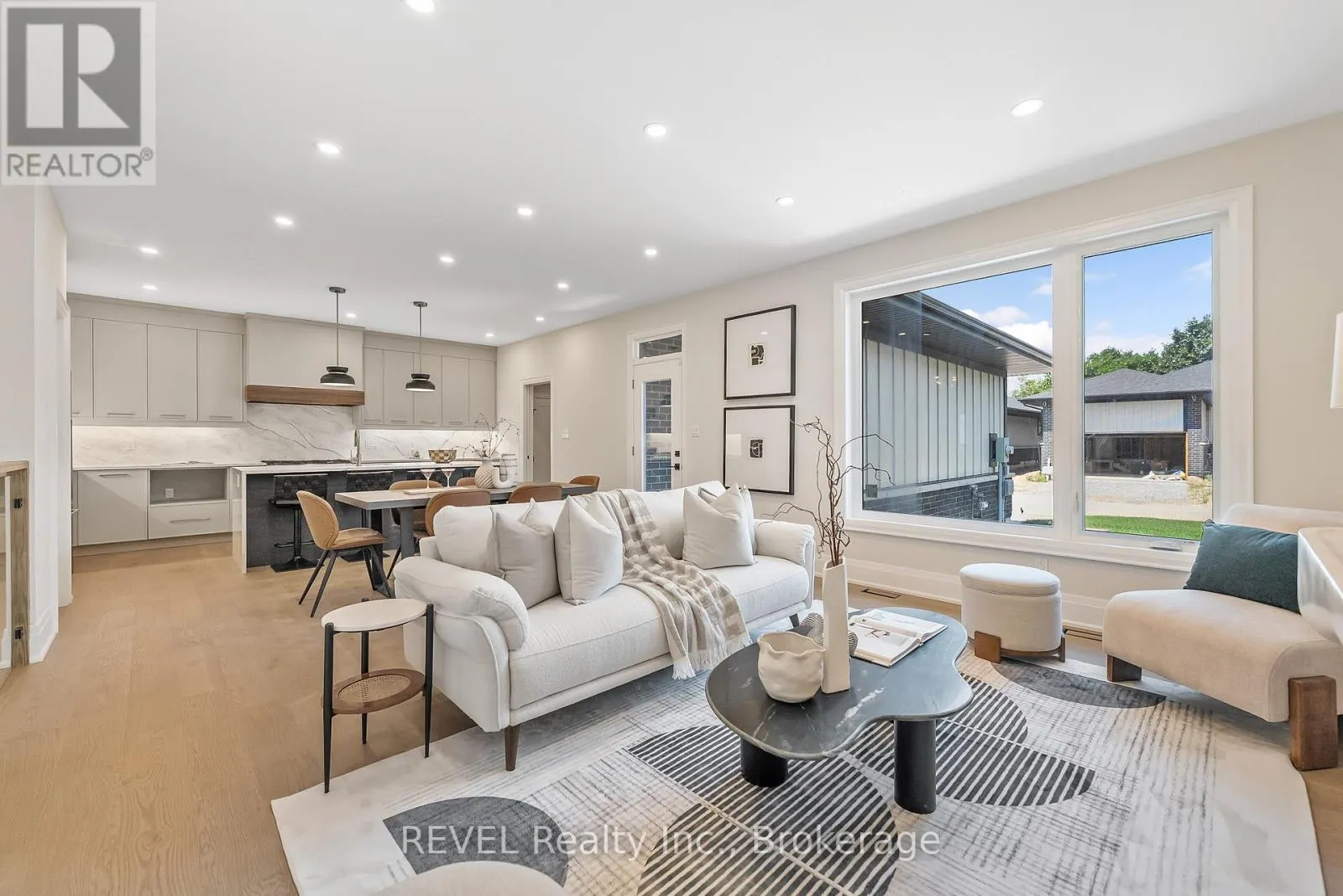 8 ACCURSI CRESCENT