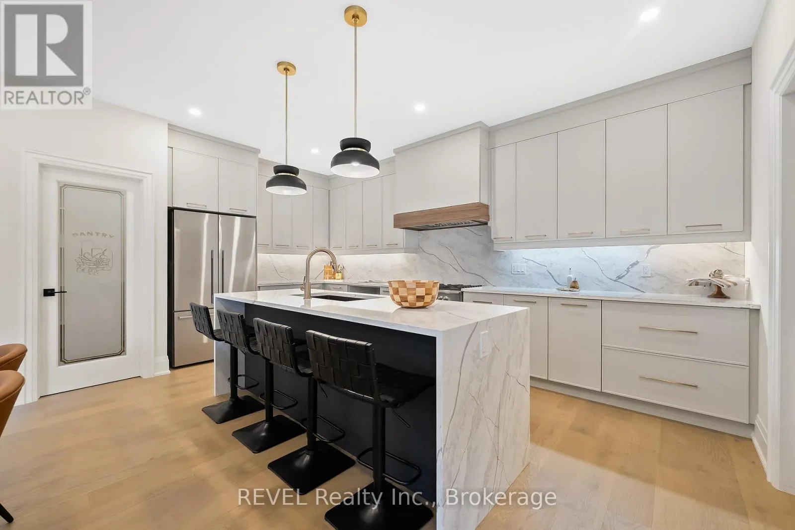 8 ACCURSI CRESCENT