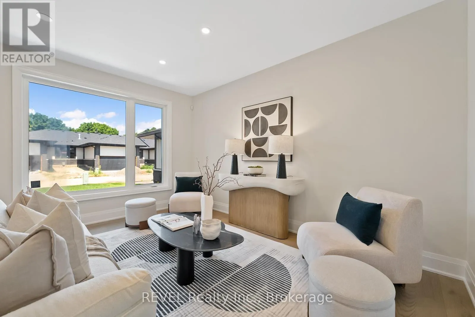 8 ACCURSI CRESCENT