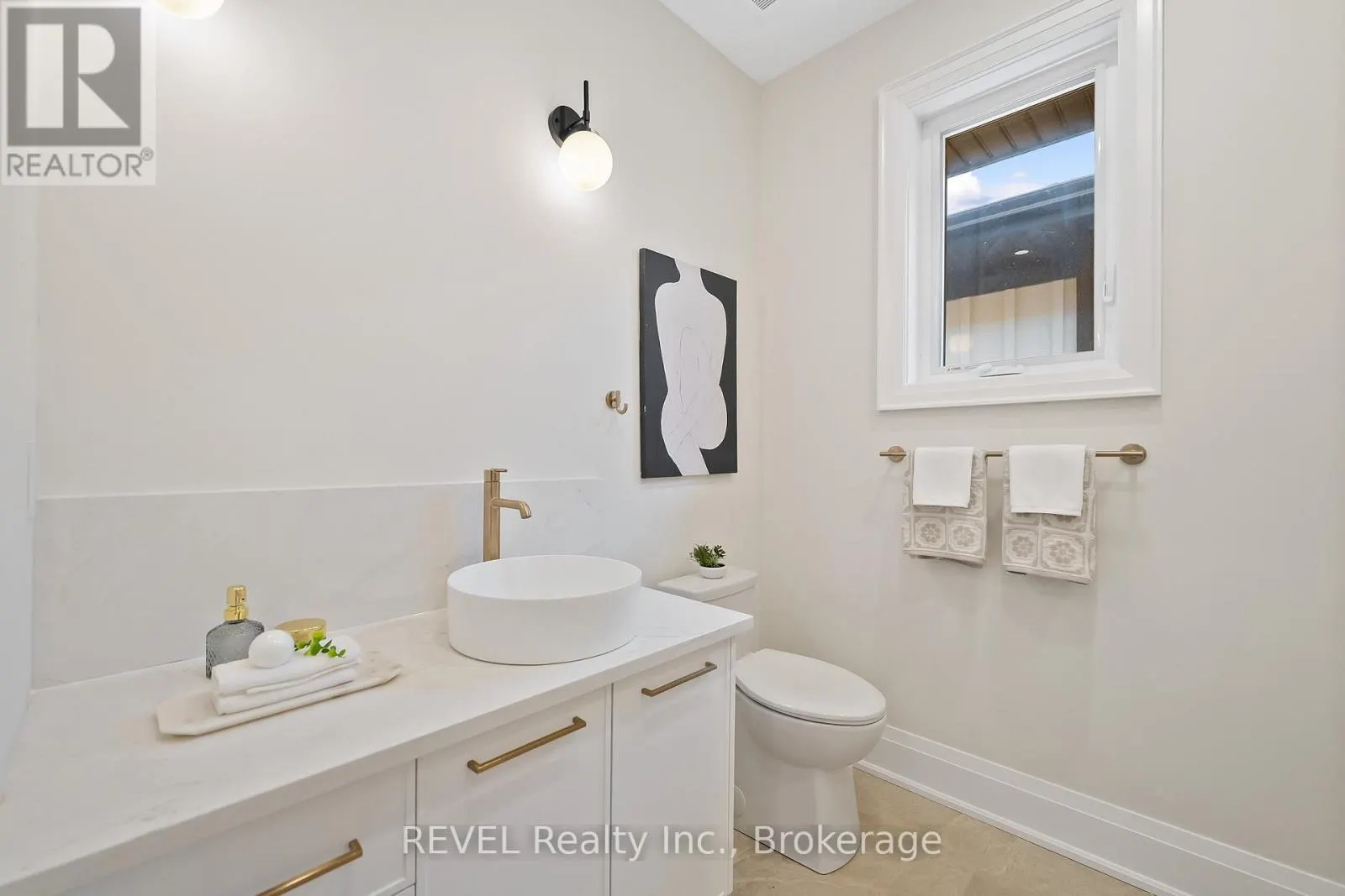 8 ACCURSI CRESCENT