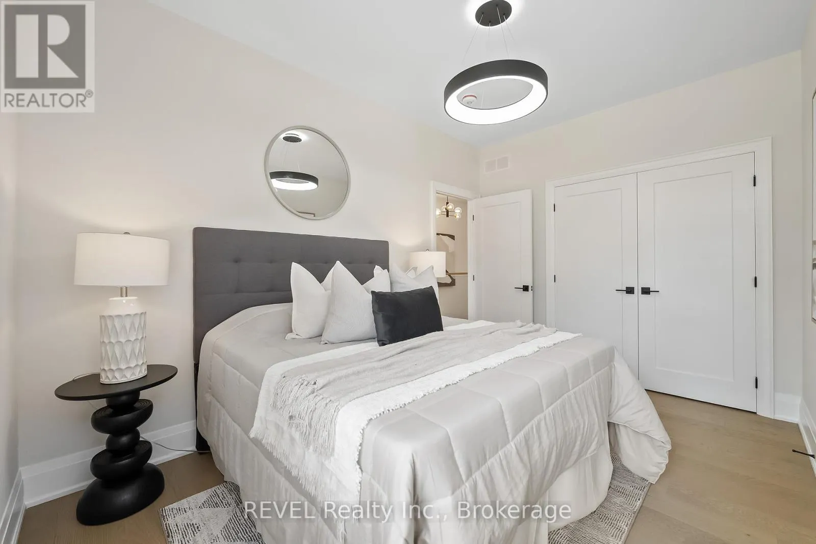 8 ACCURSI CRESCENT