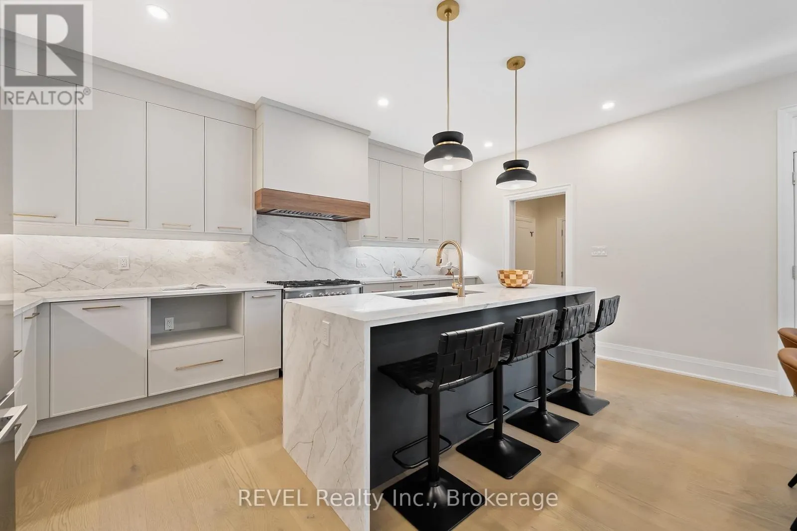 8 ACCURSI CRESCENT