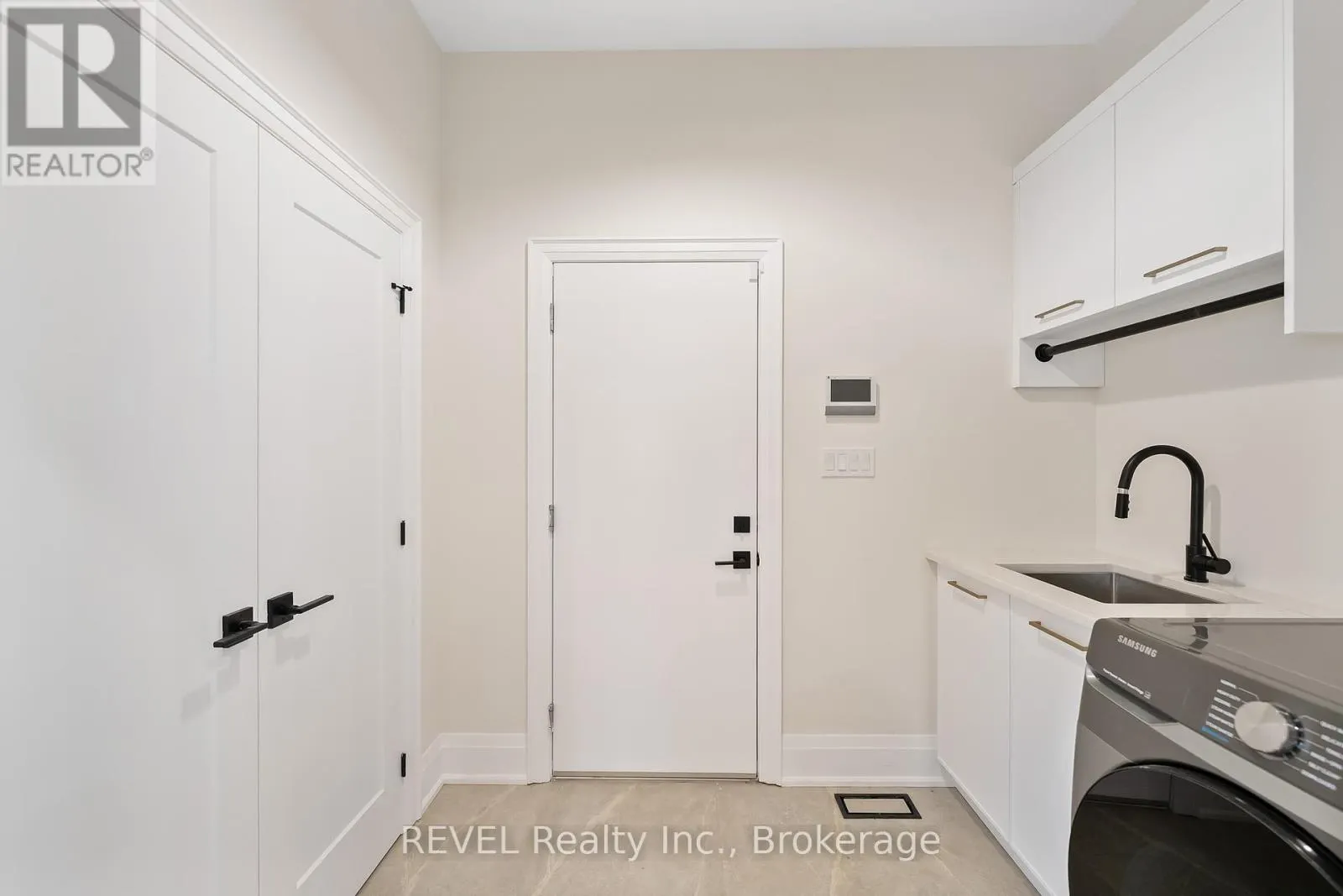 8 ACCURSI CRESCENT