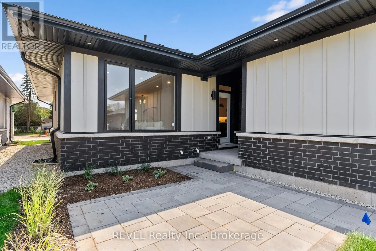 8 ACCURSI CRESCENT