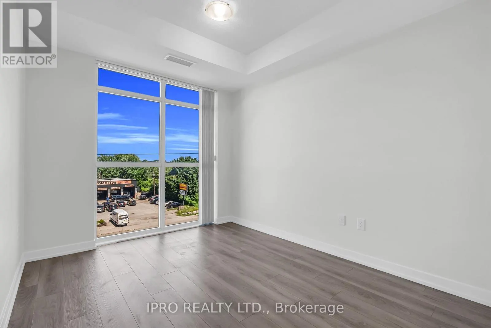 402 - 460 DUNDAS STREET E