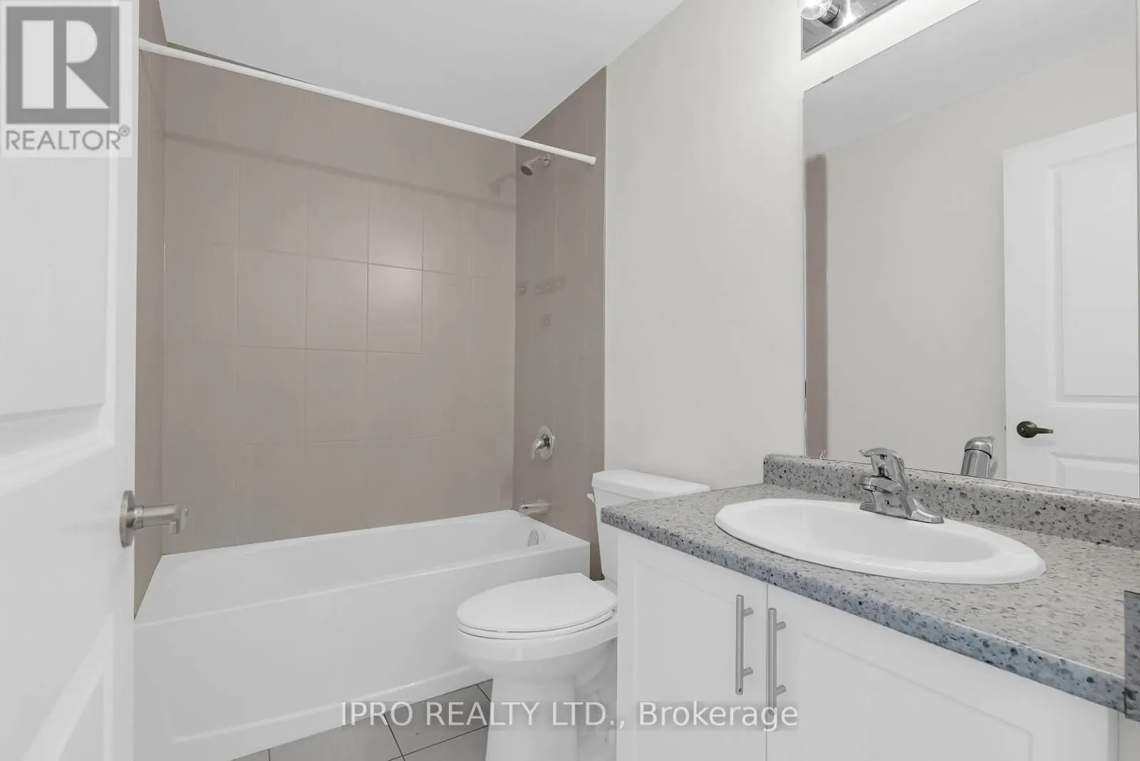 402 - 460 DUNDAS STREET E