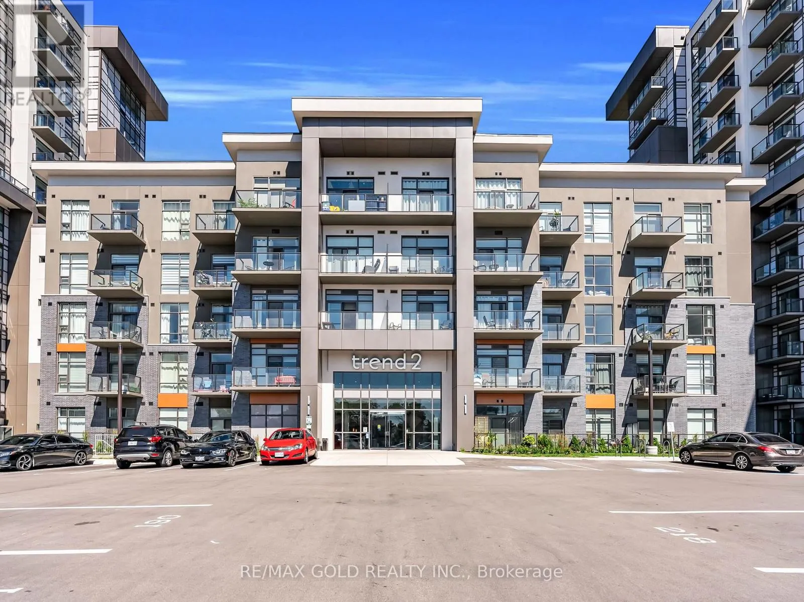 402 - 460 DUNDAS STREET E