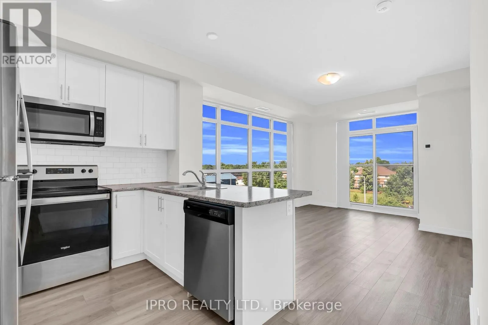 402 - 460 DUNDAS STREET E