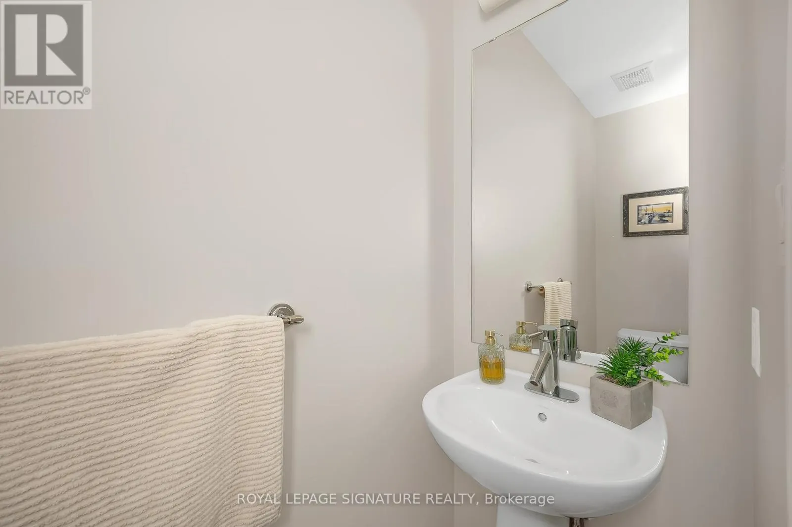 29 - 215 DUNDAS STREET E