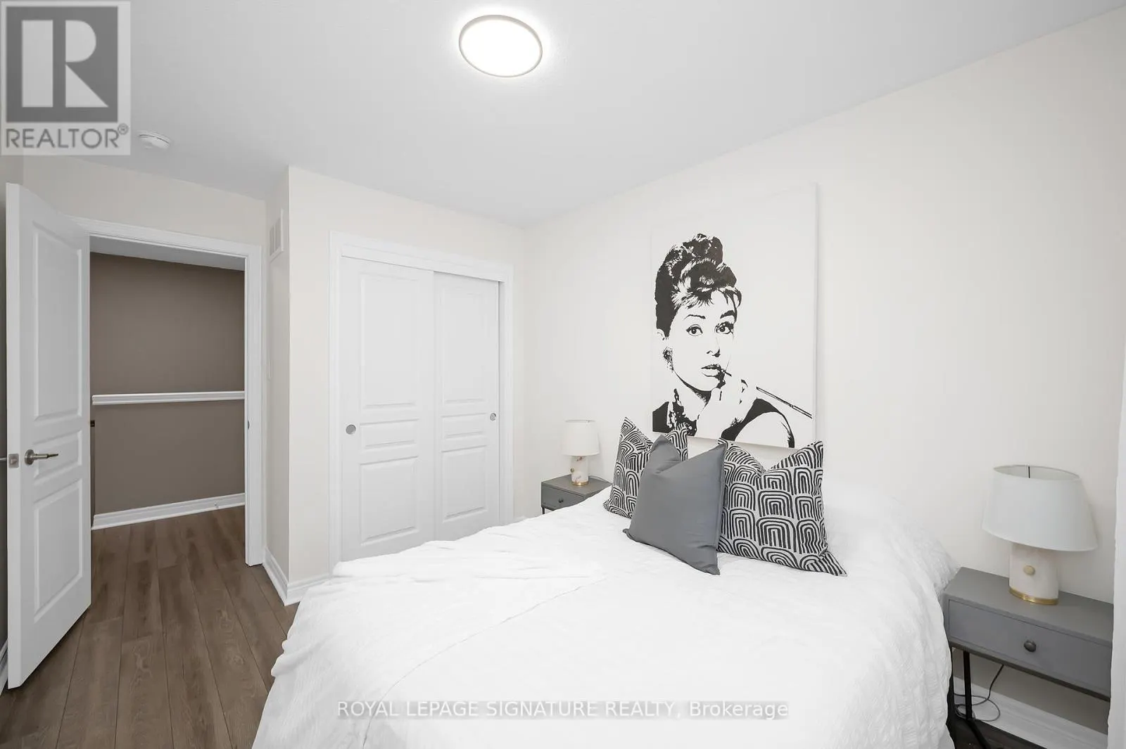 29 - 215 DUNDAS STREET E
