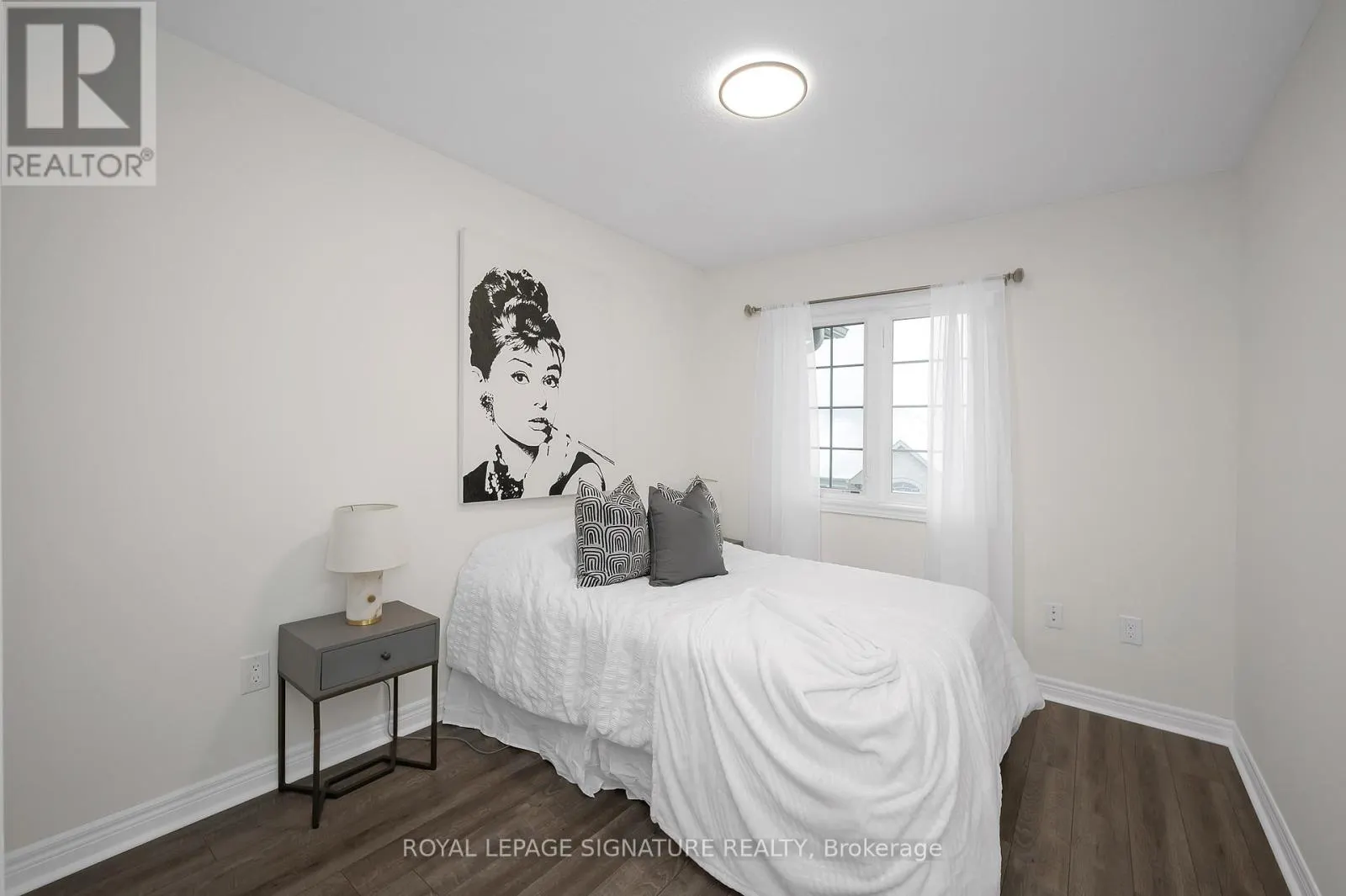 29 - 215 DUNDAS STREET E