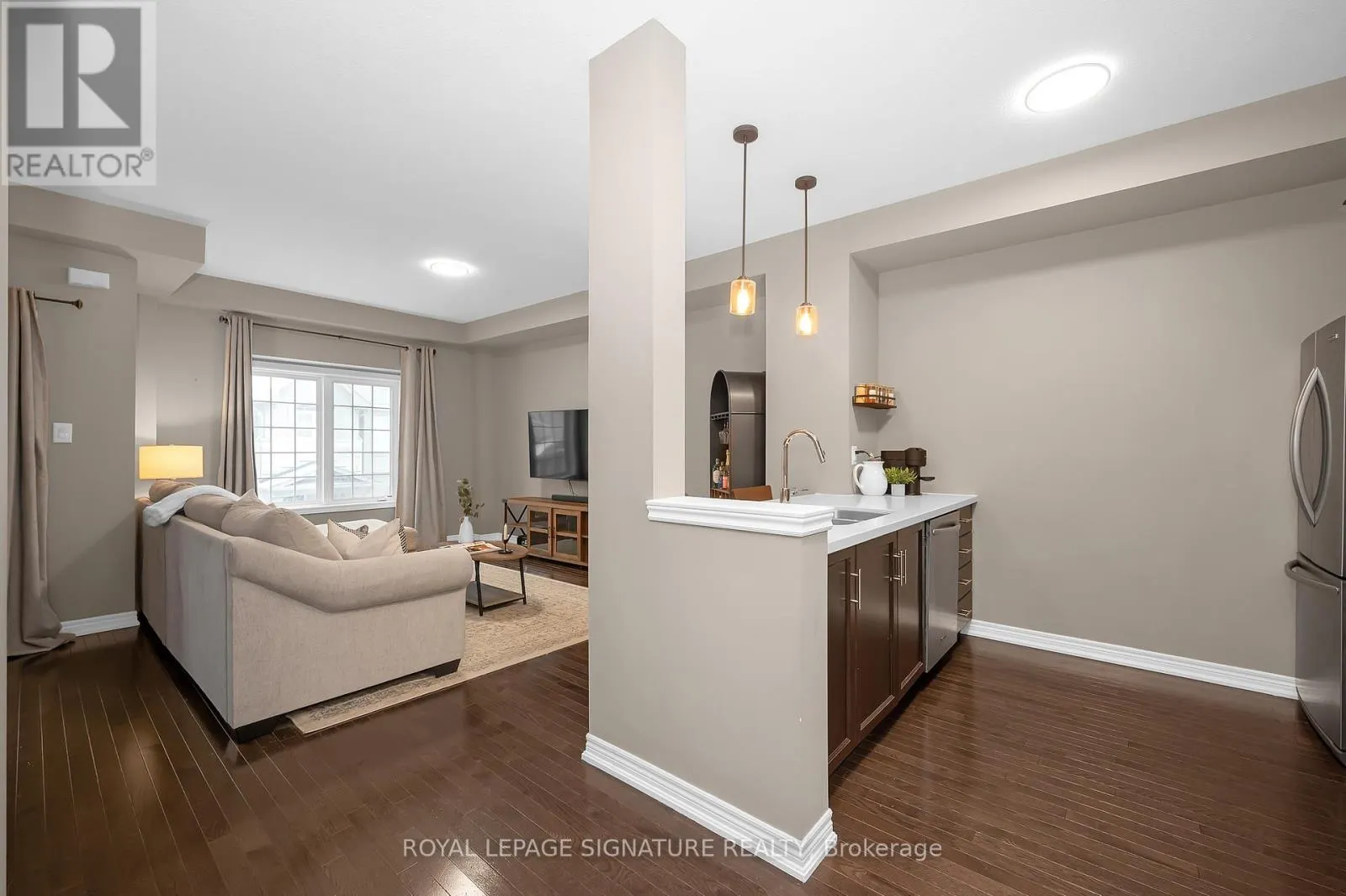 29 - 215 DUNDAS STREET E