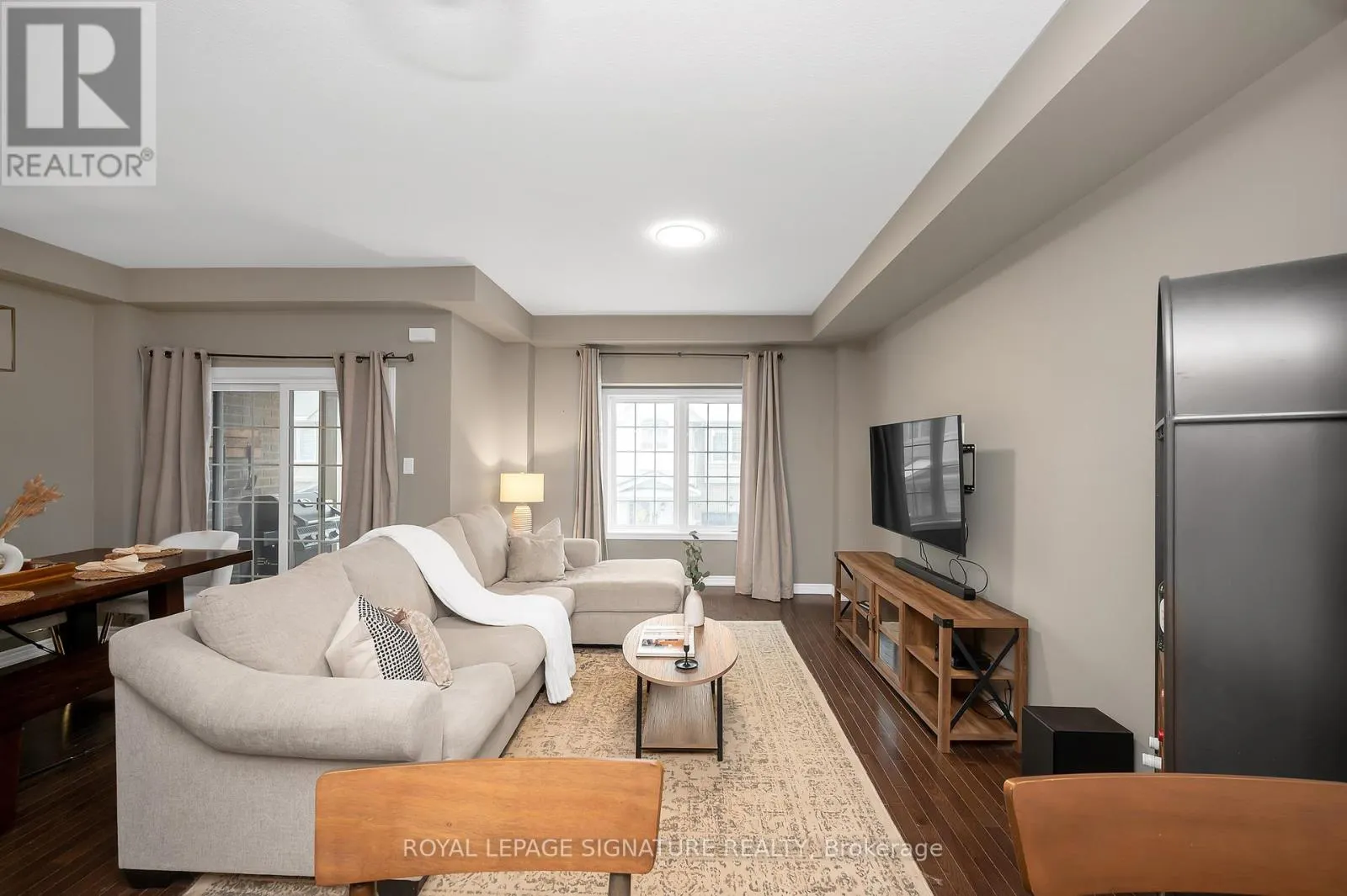 29 - 215 DUNDAS STREET E