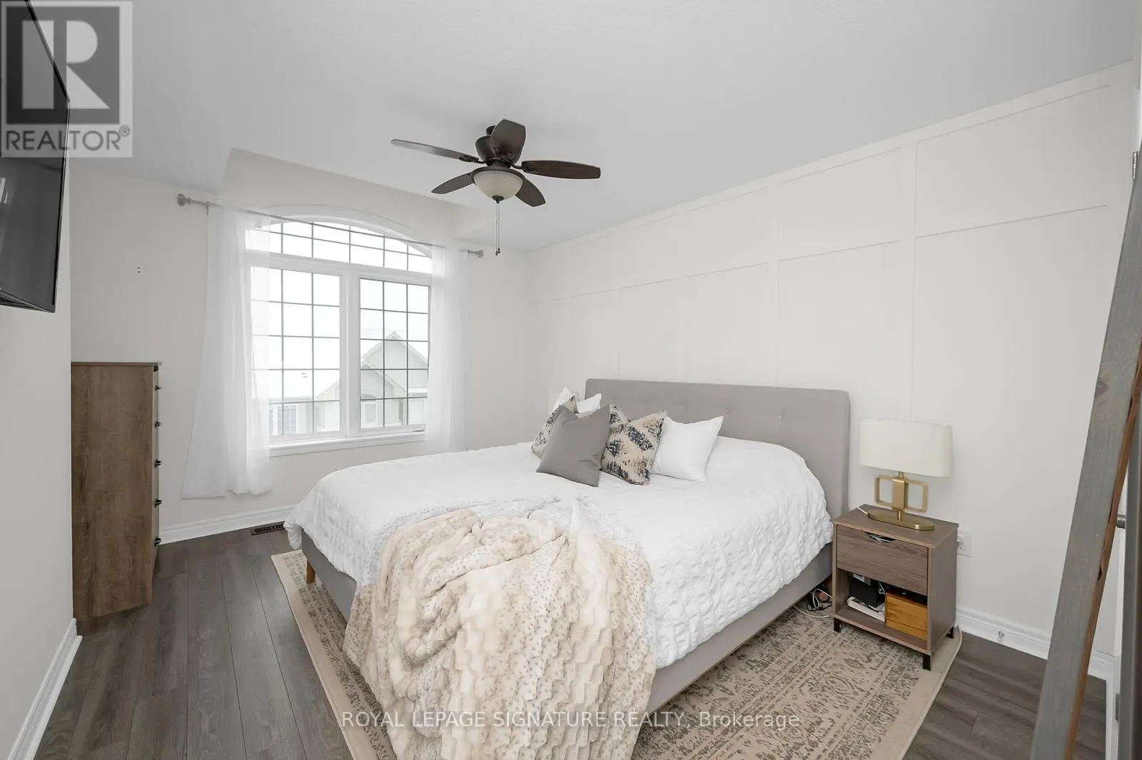 29 - 215 DUNDAS STREET E