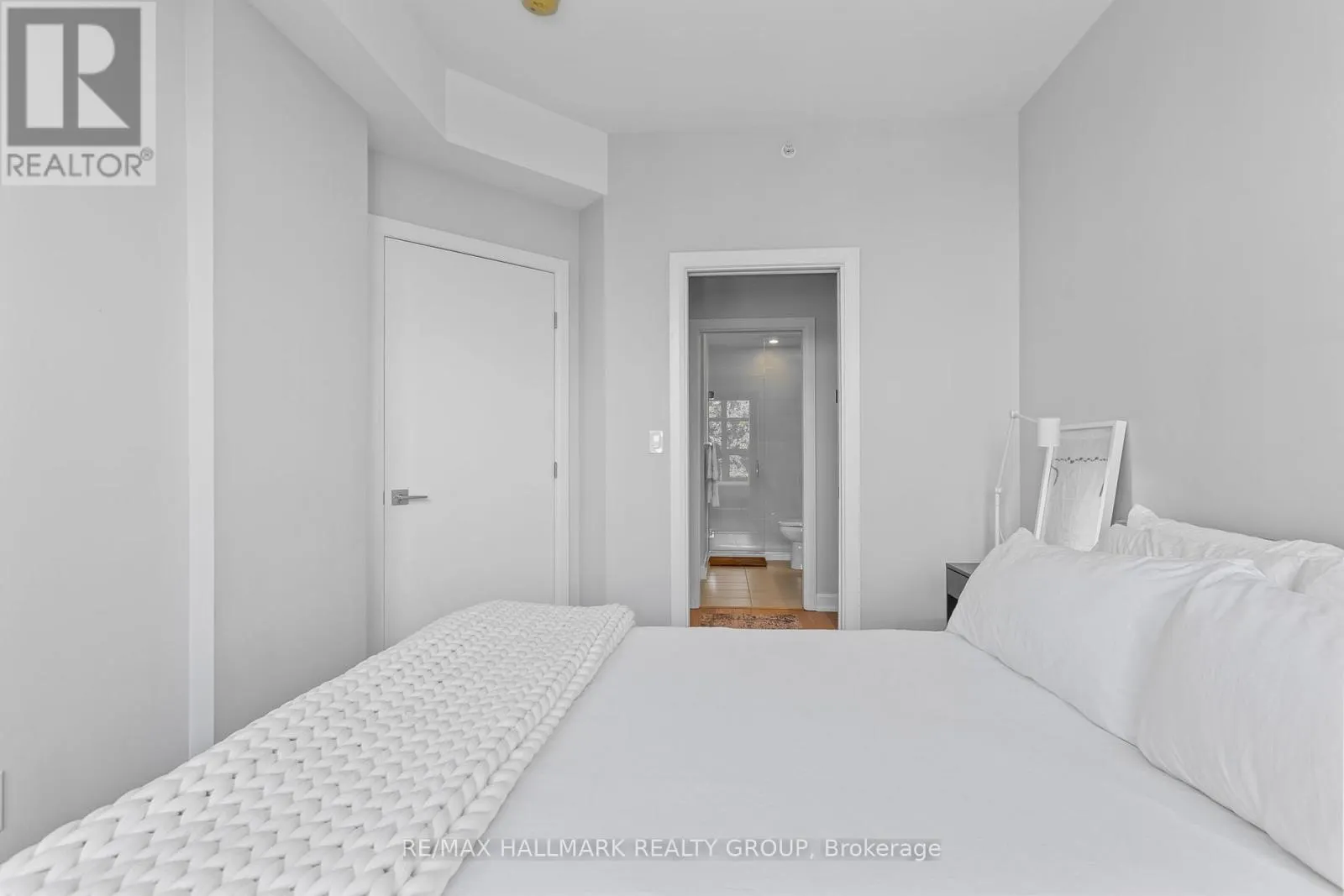 311 - 10 ROSEMOUNT AVENUE