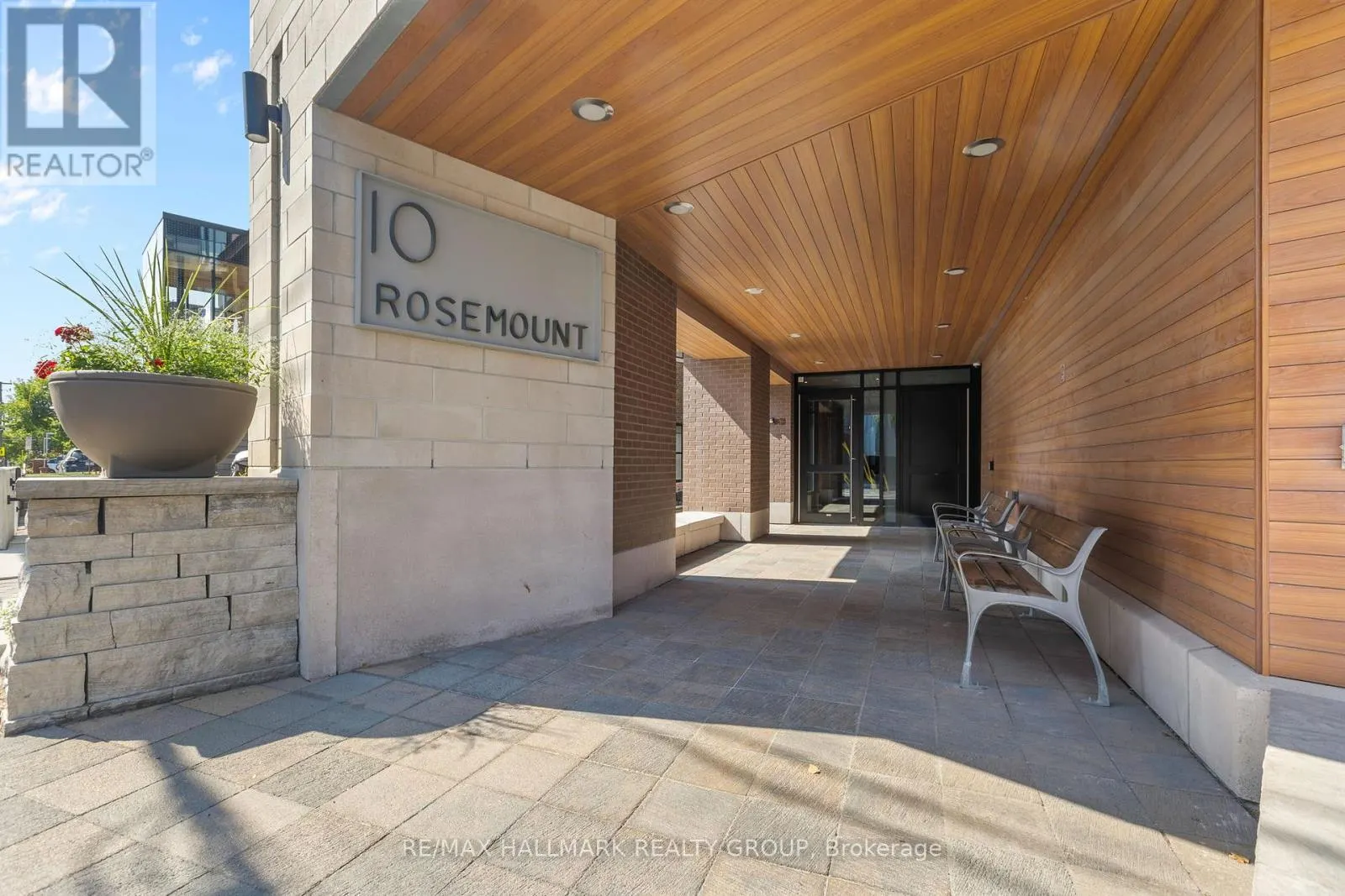311 - 10 ROSEMOUNT AVENUE
