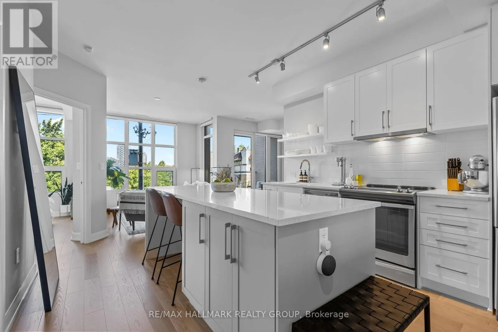 311 - 10 ROSEMOUNT AVENUE