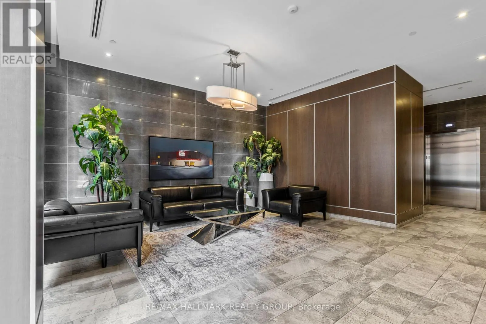 311 - 10 ROSEMOUNT AVENUE