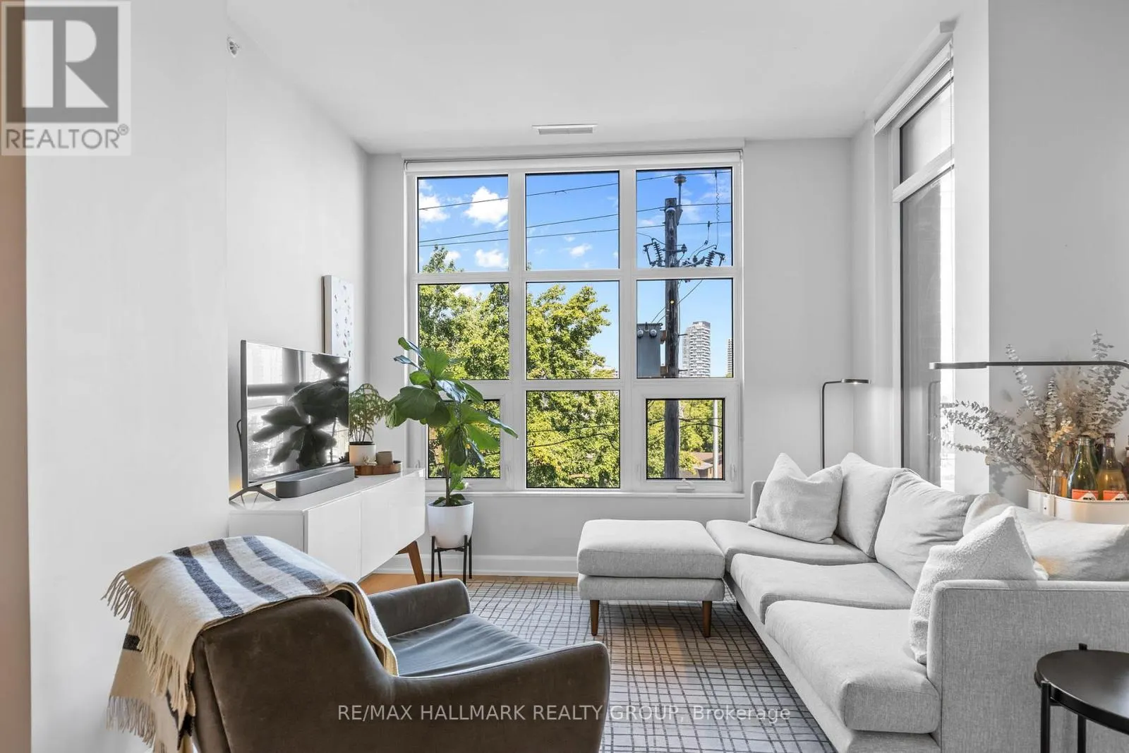 311 - 10 ROSEMOUNT AVENUE
