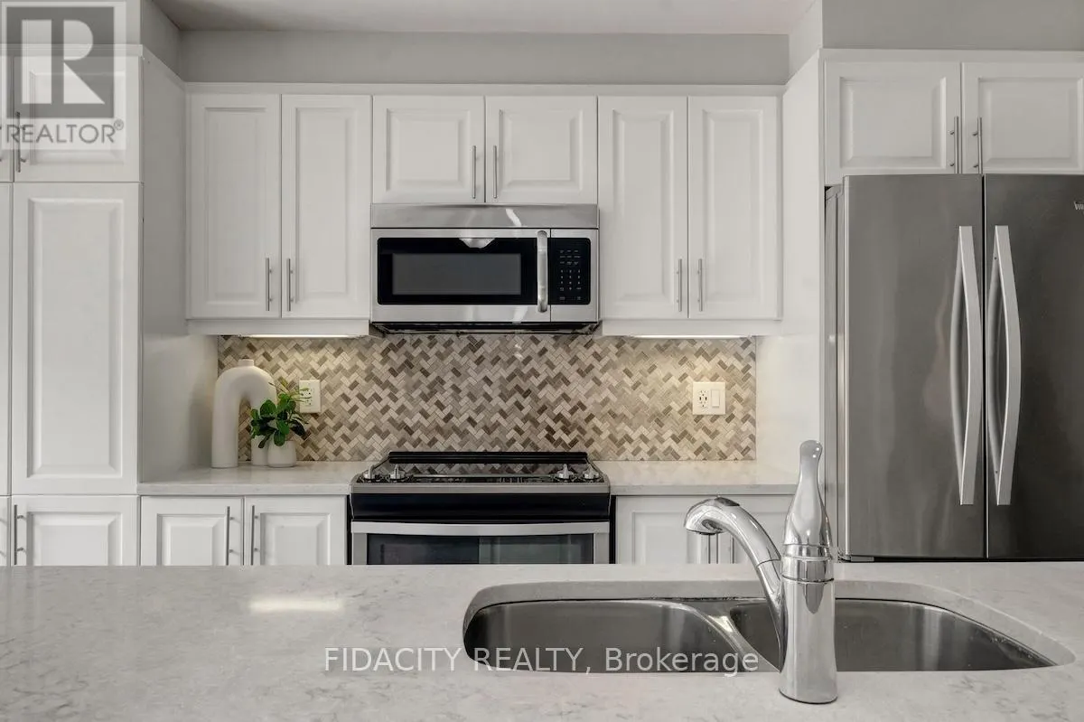 525 FOXLIGHT CIRCLE