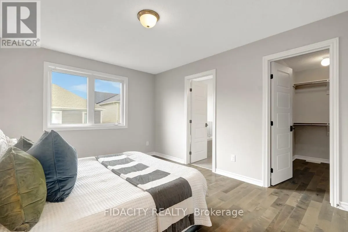 525 FOXLIGHT CIRCLE