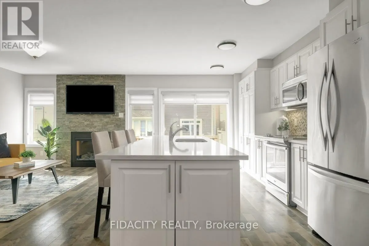 525 FOXLIGHT CIRCLE