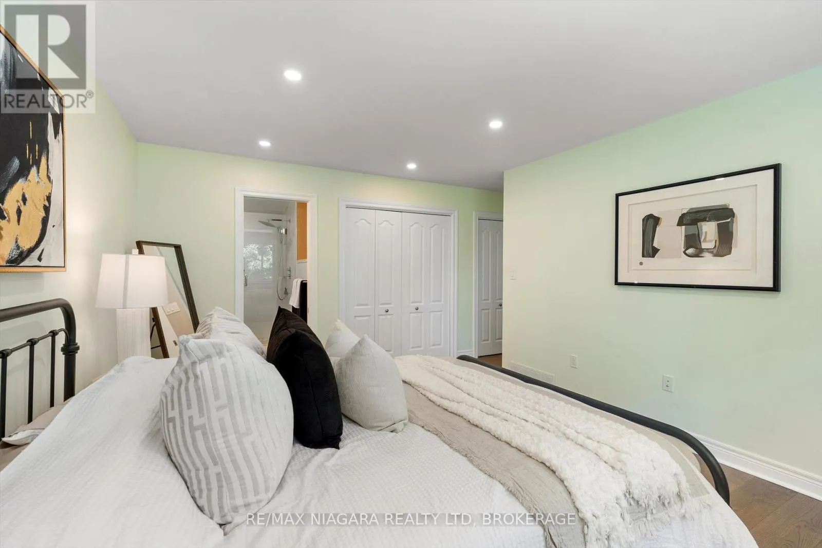 792 LAKESHORE ROAD