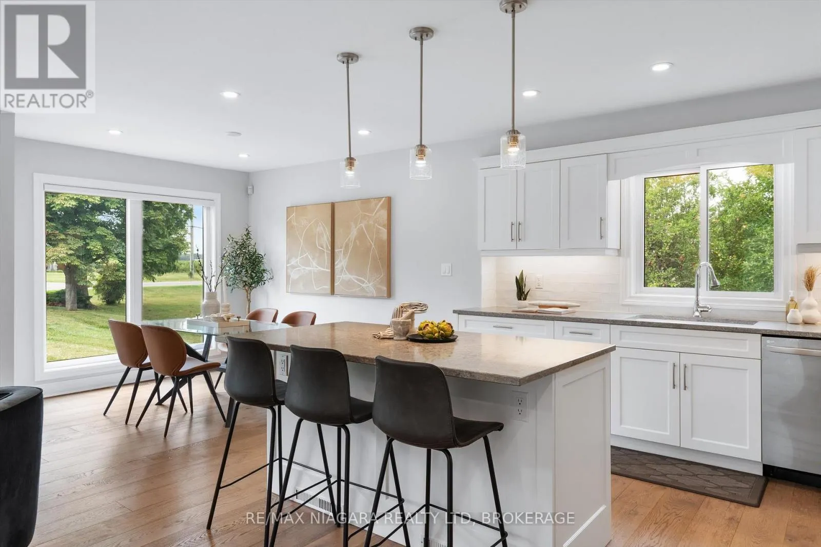 792 LAKESHORE ROAD