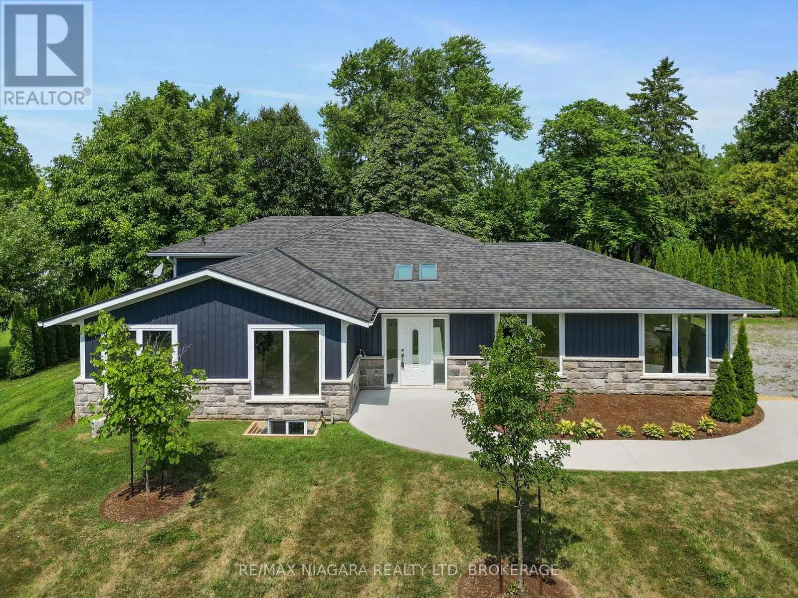 792 LAKESHORE ROAD