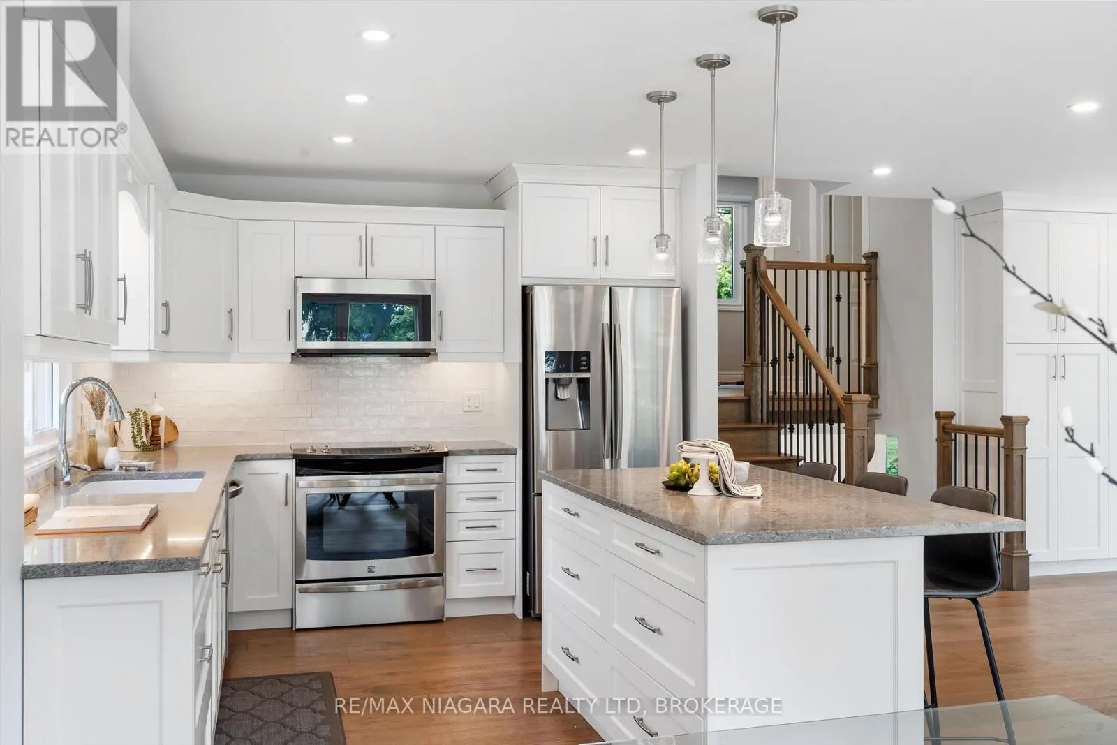792 LAKESHORE ROAD