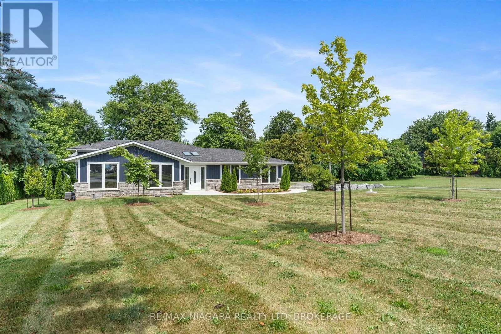 792 LAKESHORE ROAD