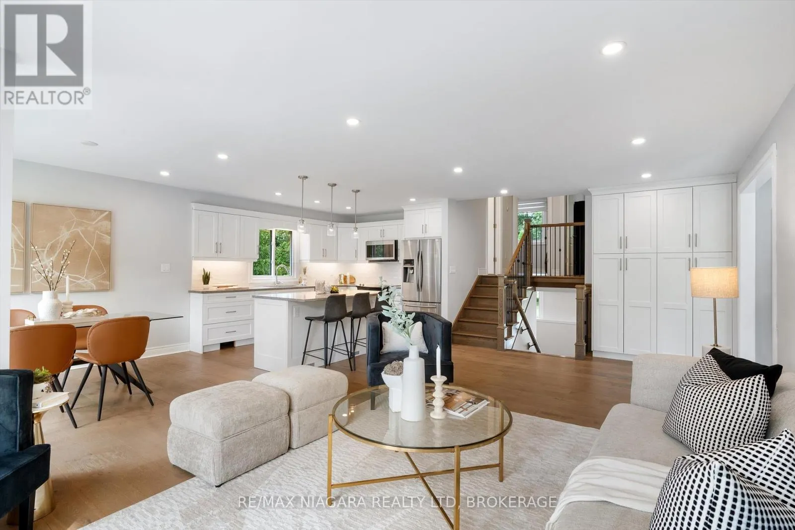 792 LAKESHORE ROAD