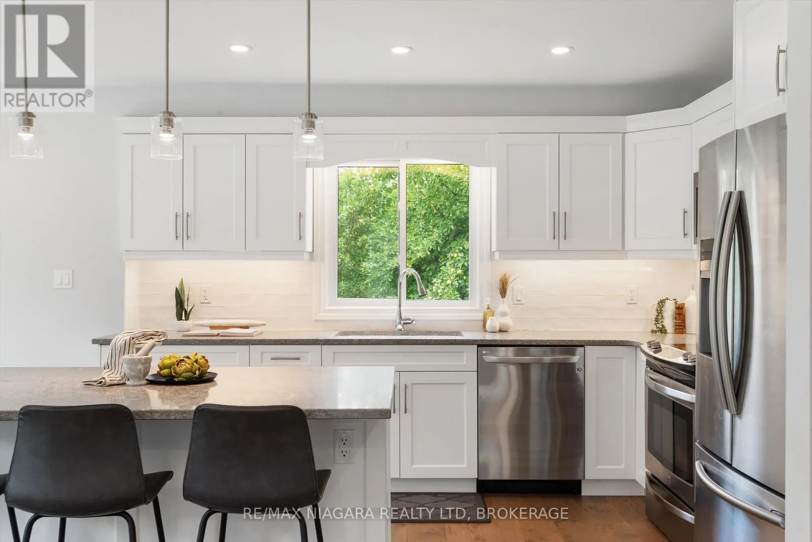 792 LAKESHORE ROAD