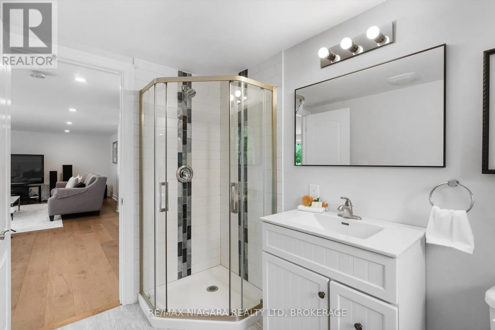 792 LAKESHORE ROAD