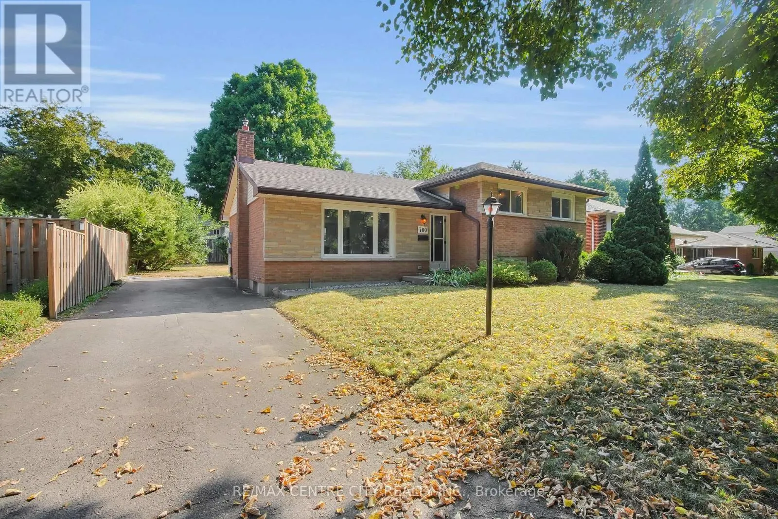 700 GLENGYLE CRESCENT