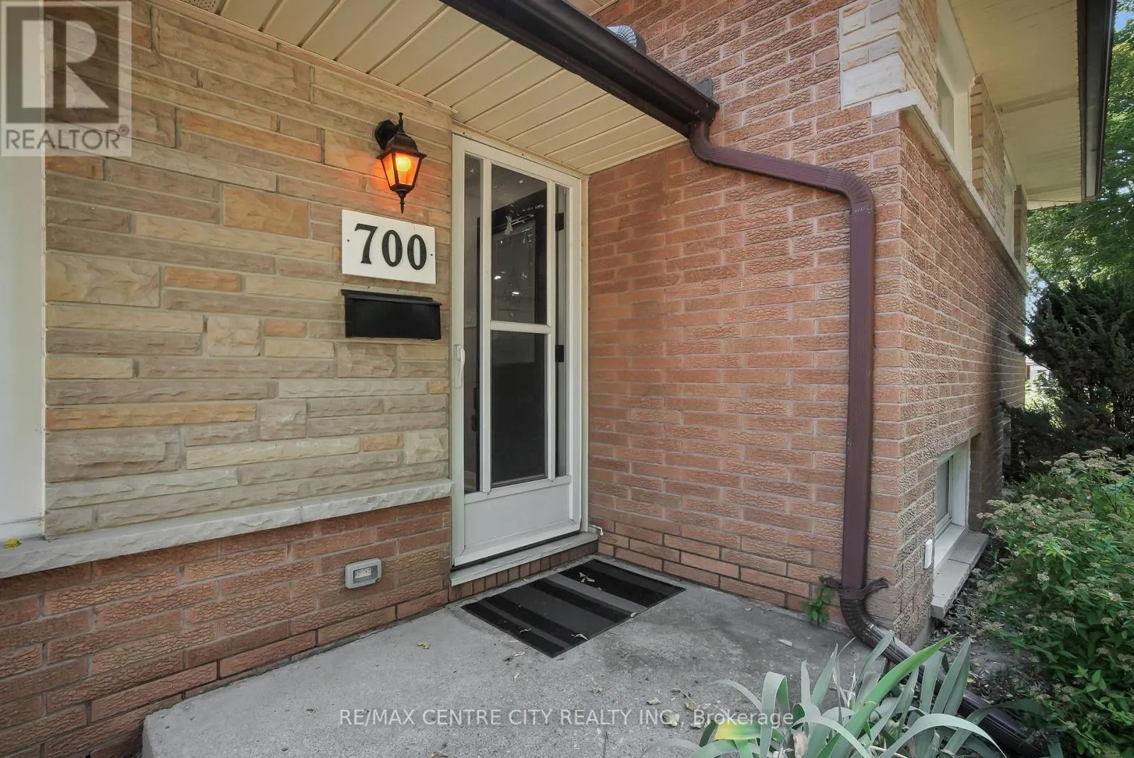 700 GLENGYLE CRESCENT