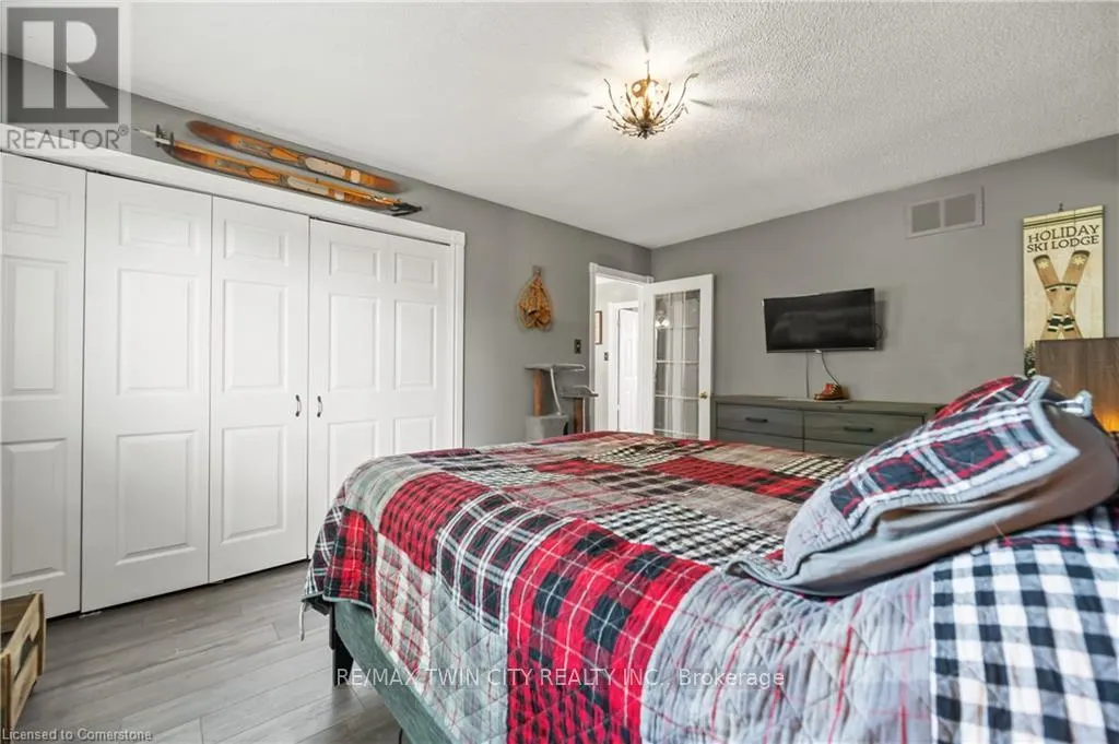 64 FAIRGREEN CLOSE