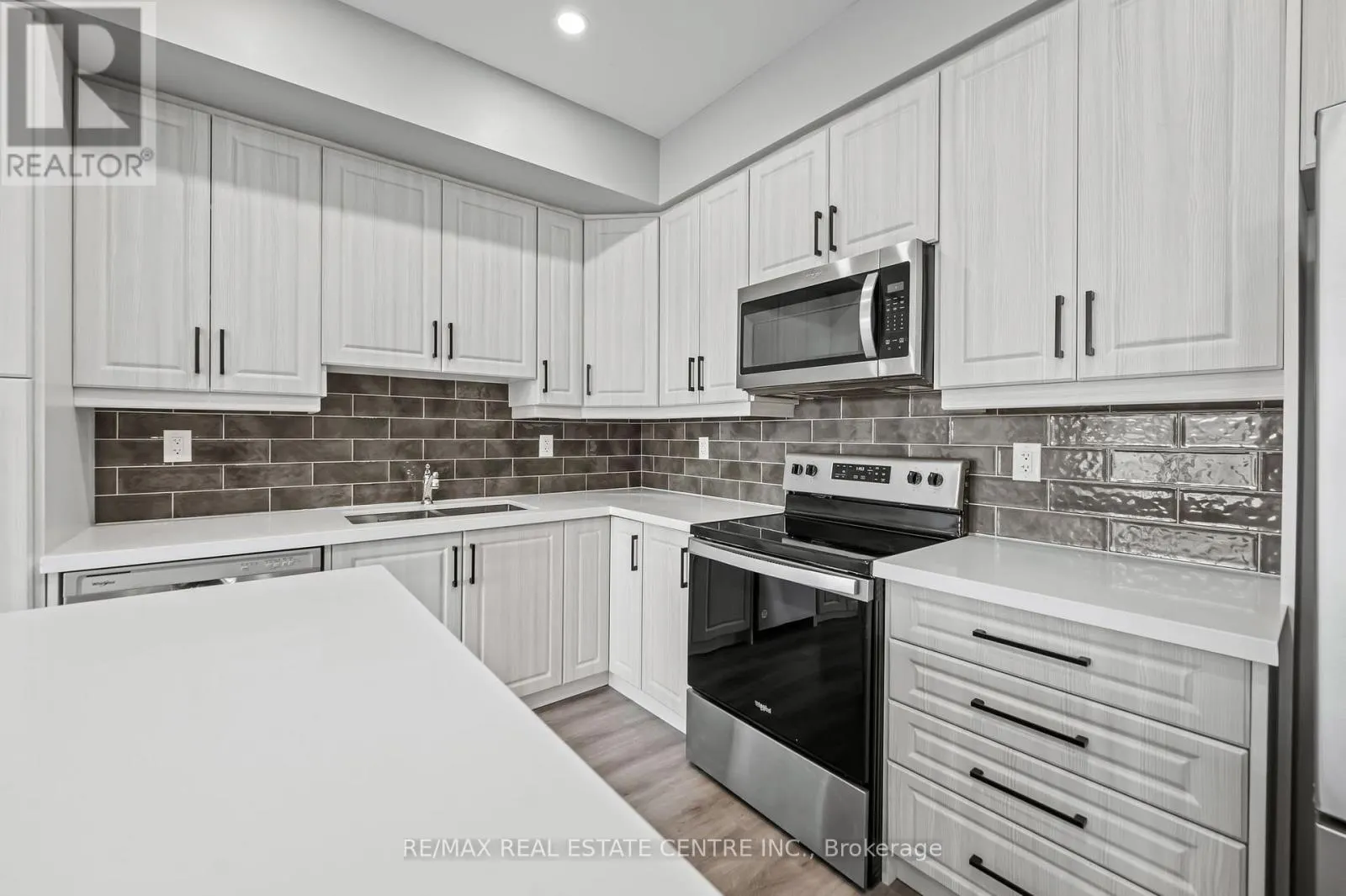 302 - 721 FRANKLIN BOULEVARD