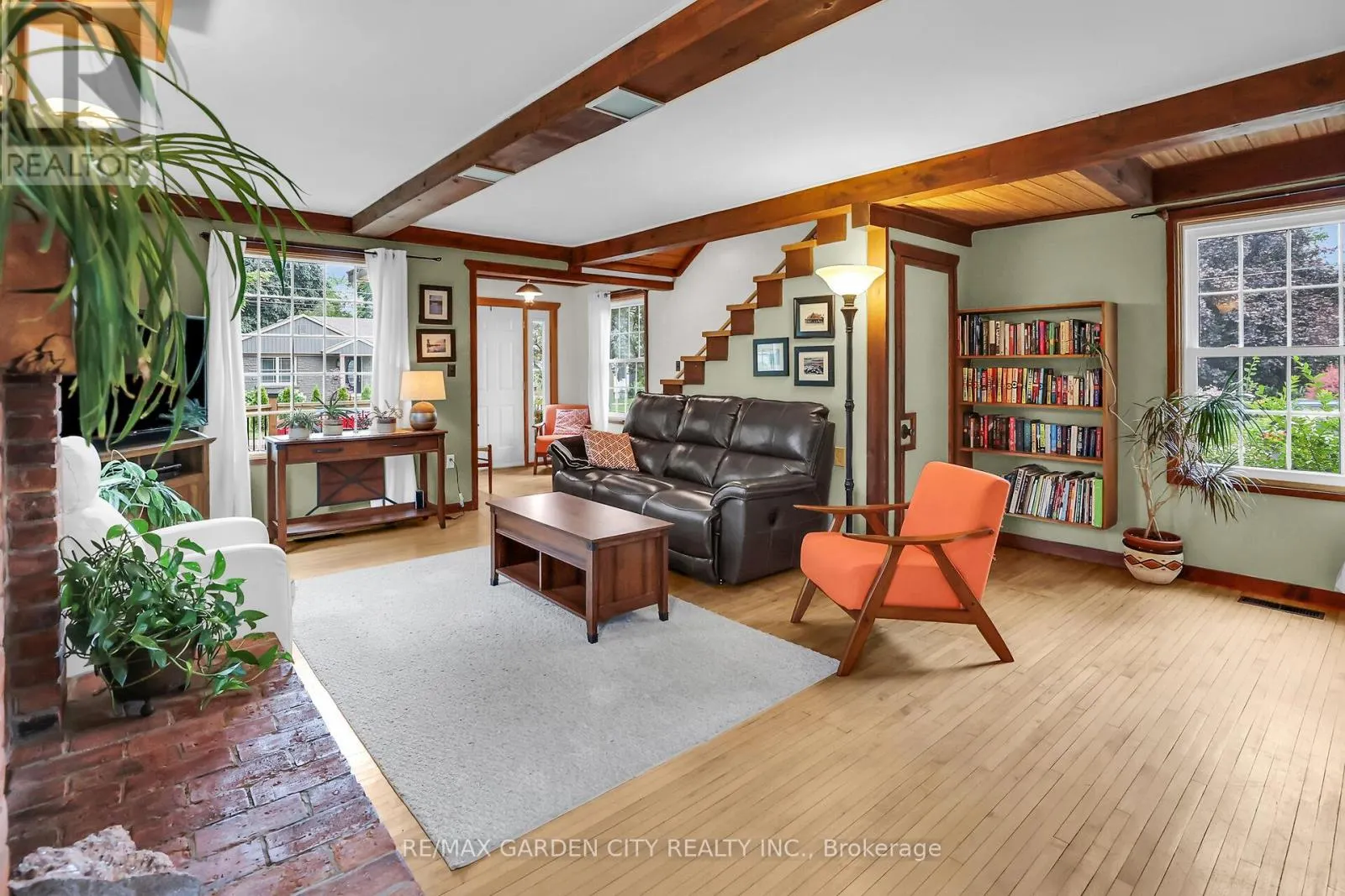 10 MAPLE AVENUE